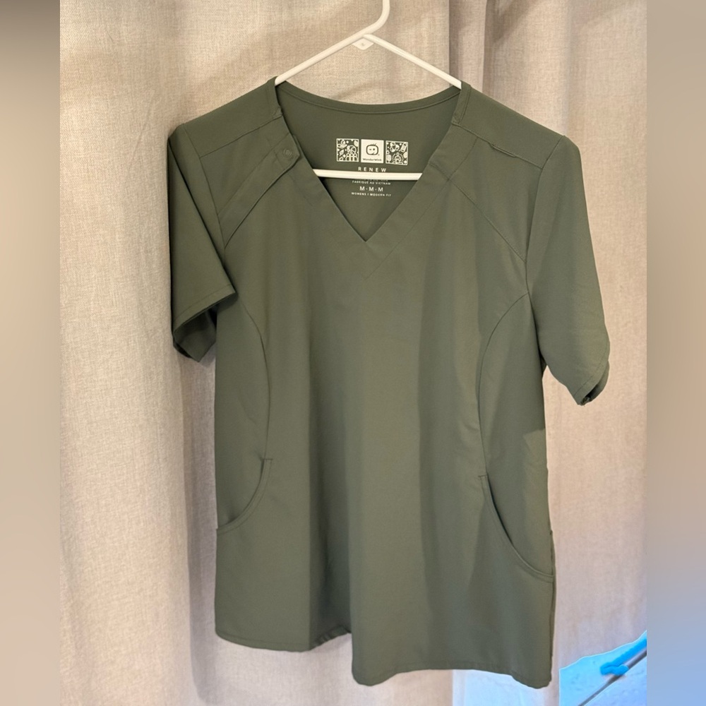 Women’s WonderWink Renew scrub top